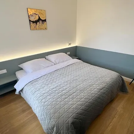 Stylish 2bd Escape - In Center *