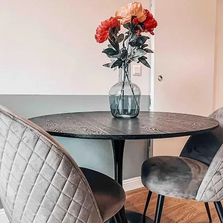 Stylish 2bd Escape - In Center * Pressburg